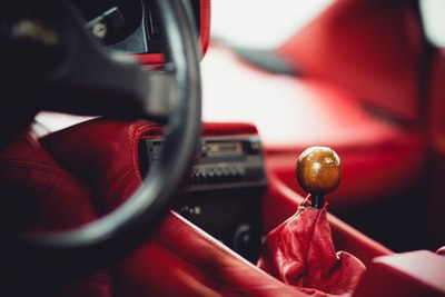 汽车方向盘上的红色和金色圣诞装饰品